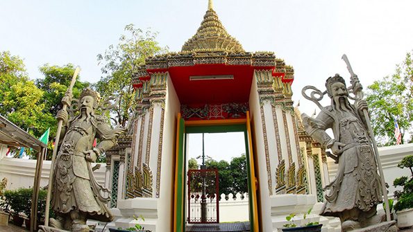 Wat Pho, Giant Door Gurdians