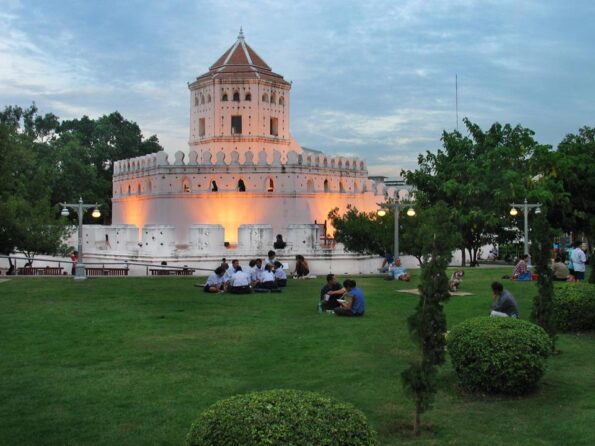 Phra Sumen Fort, Phra Athit Road