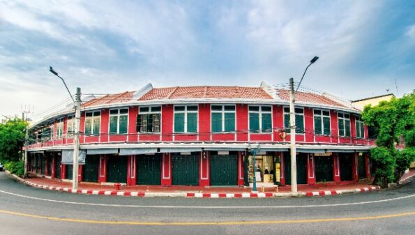 buildings on Phra arthit road