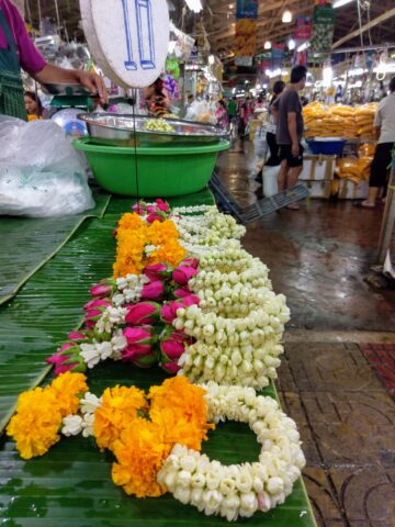 Pak Khlong Talad located close to Saphan Phra Phuttha Yodfa