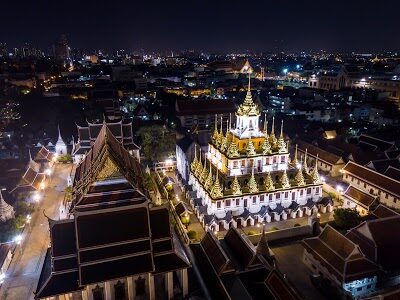 Wat Ratchanatdaram located Ratchadamnoen Boxing Stadium