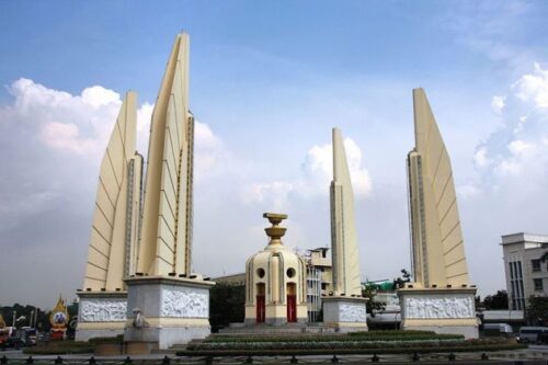 A few minute walk from Wat Ratchanatdaram and 14th octorber memorial you will find Democracy Monument