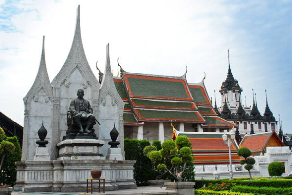 Rama III statue