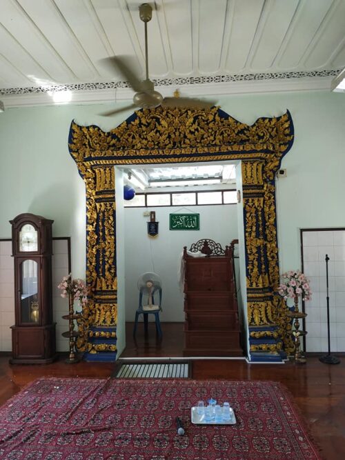 Luang Kocha Ishak Mosque is not close to Holy Rosary Church but close to sampeng market