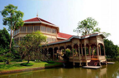 Vimanmek Mansion close to Wat Benchamabophit