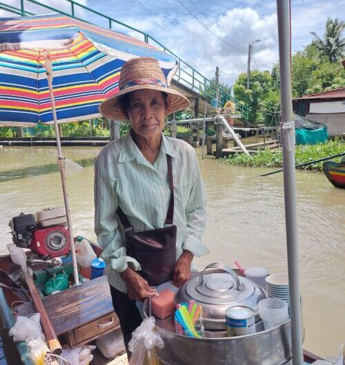 Wat Saphan Floating Market