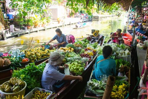 khlong lat mayom floating market close to Koh shrine